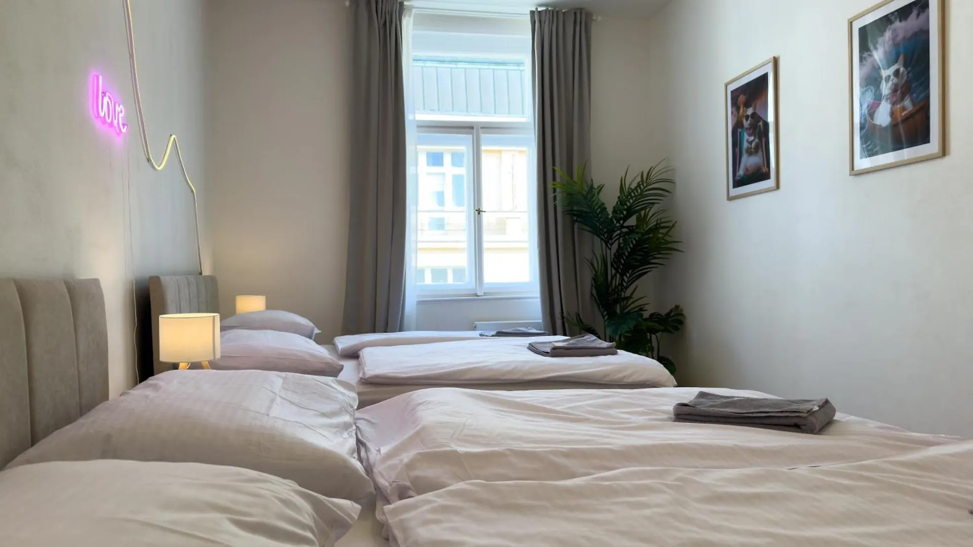 100M2 Wenceslas Comfort, 3Bdr With Netflix Prag 0*,