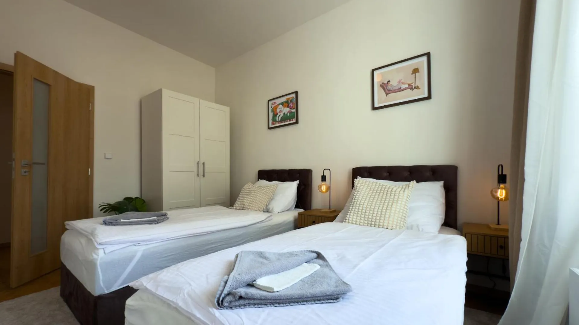 100M2 Wenceslas Comfort, 3Bdr With Netflix Prag